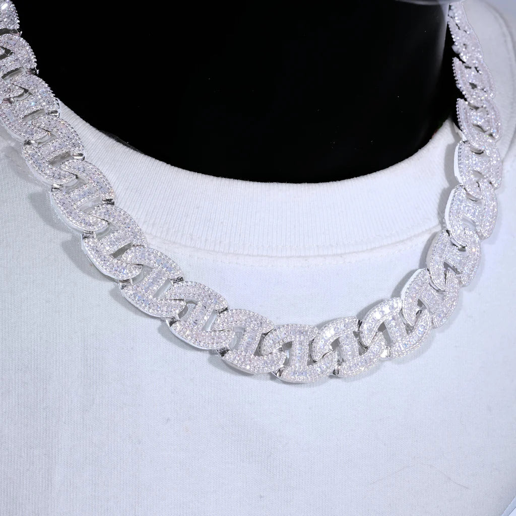 BAGUETTE CHAIN LINK NECKLACE IN WHITE GOLD