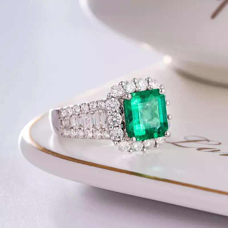 Vintage Natural Emerald Diamond Gemstone 18k Gold Ring