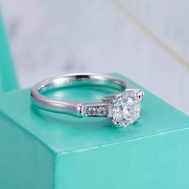 Round cut Diamond Engagement Ring