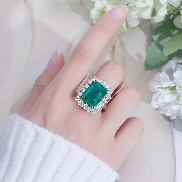 Gold Fashion Emerald Halo Ring