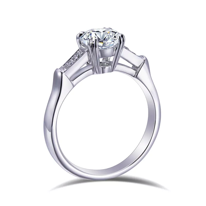 Round cut Diamond Engagement Ring